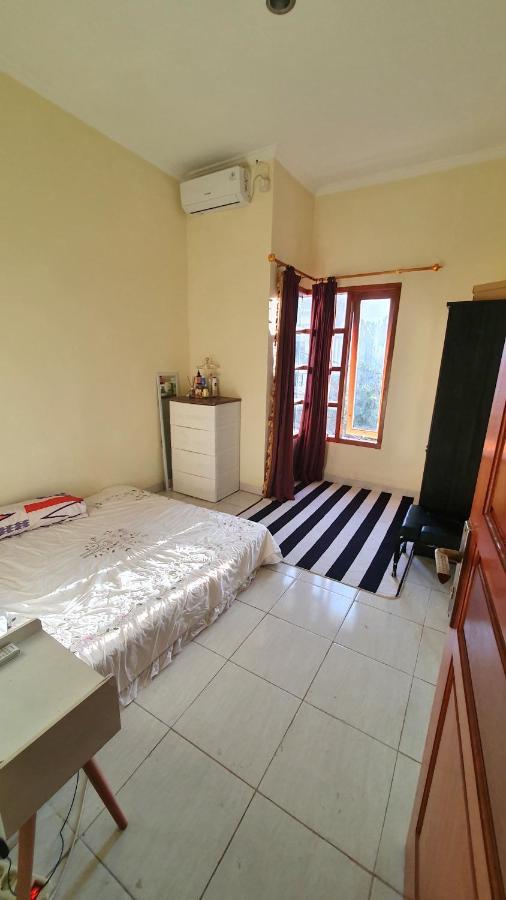 House In Bekasi Timur Villa Bagian luar foto